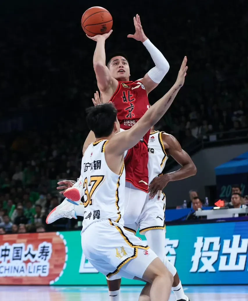 辽宁本钢迎NBA常规赛关键赛,关键时刻门线救险,引发热议,赛程密集仍需轮换 辽宁本钢迎NBA常规赛关键赛,关键时刻门线救险,引发热议,赛程密集仍需轮换