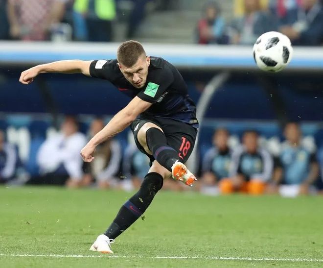 法兰克福迎中超关键赛，赛后止住颓势，气氛紧张，赛季目标并未改变的简单介绍