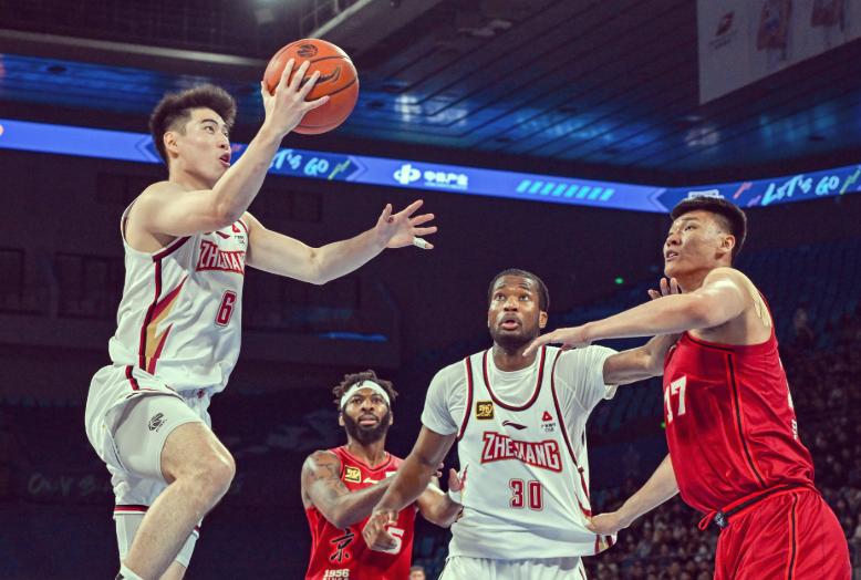 包含迈阿密热火迎CBA季后赛关键赛，清晨主帅复盘，悬念犹存，阵容厚度经受考验的词条